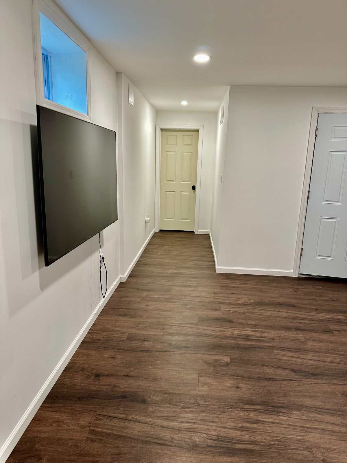 New 2 Bdrm apt. Lower level of a private home. Separate entrance.  Quiet and clean. Beautifully furn - Photo 10