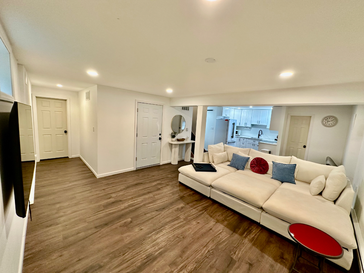 New 2 Bdrm apt. Lower level of a private home. Separate entrance.  Quiet and clean. Beautifully furn - Photo 11