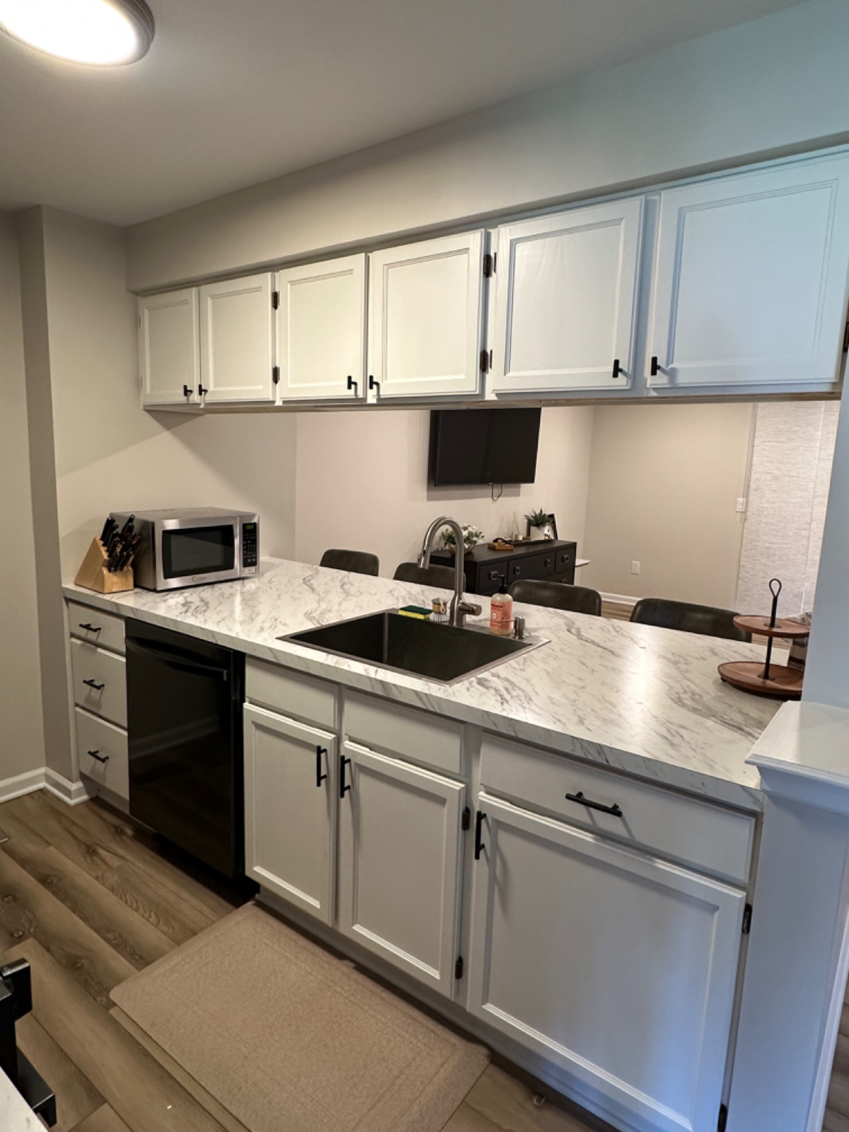 Cozy Condo Near Highway - Photo 4