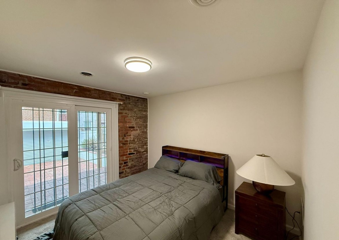 2 Bedroom, 1 Bathroom - Cosy Capitol Hill Lower Level Apartment - Row House - Photo 12