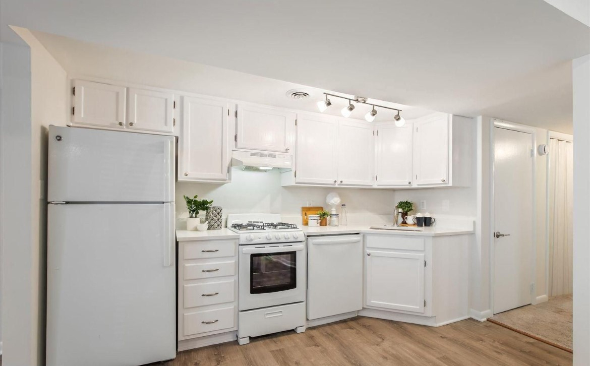 2 Bedroom, 1 Bathroom - Cosy Capitol Hill Lower Level Apartment - Row House - Photo 10
