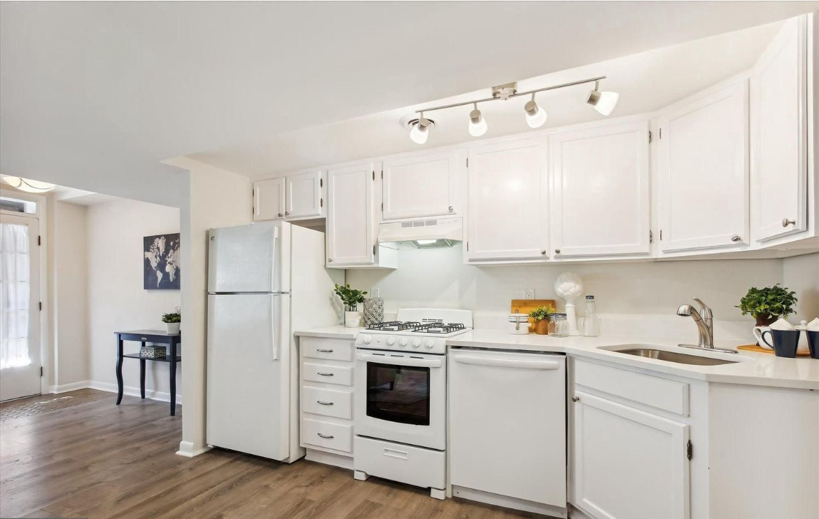 2 Bedroom, 1 Bathroom - Cosy Capitol Hill Lower Level Apartment - Row House - Photo 11