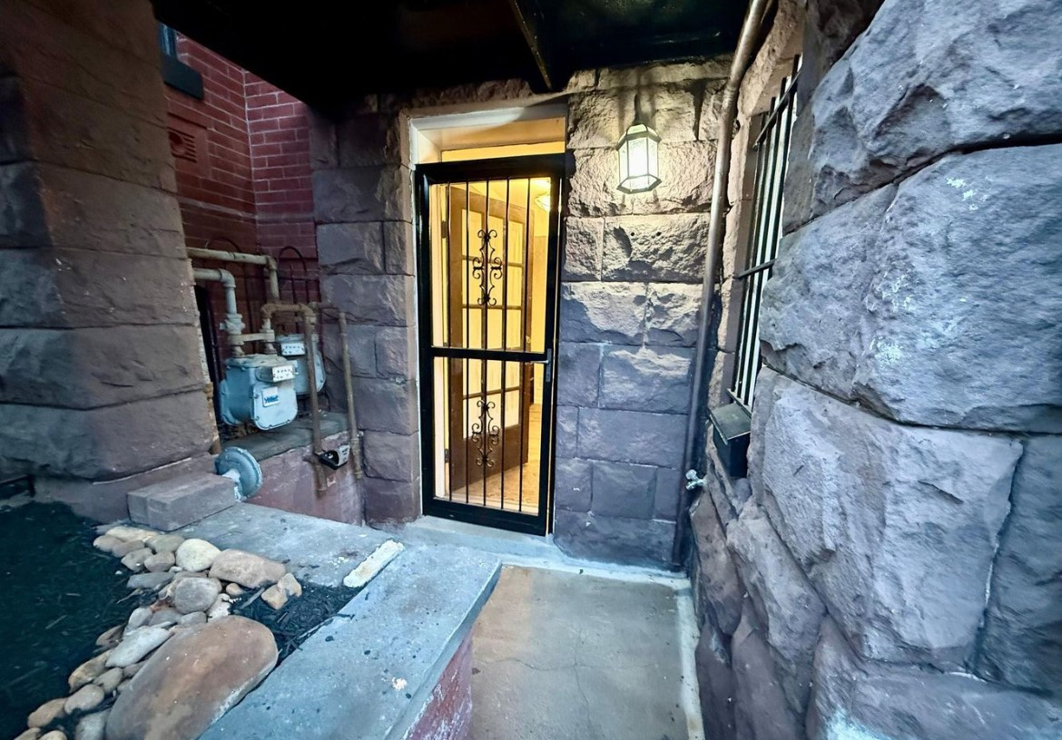 2 Bedroom, 1 Bathroom - Cosy Capitol Hill Lower Level Apartment - Row House - Photo 4