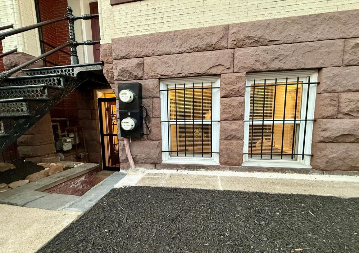 2 Bedroom, 1 Bathroom - Cosy Capitol Hill Lower Level Apartment - Row House - Photo 3