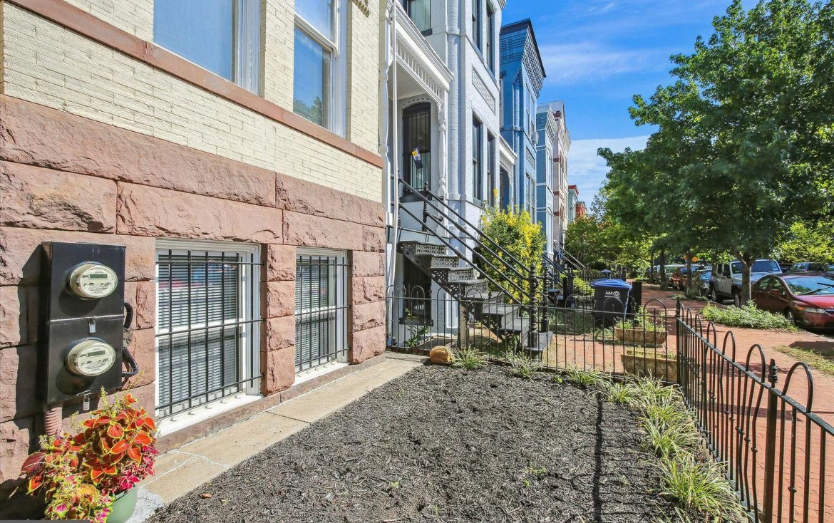 2 Bedroom, 1 Bathroom - Cosy Capitol Hill Lower Level Apartment - Row House - Photo 2