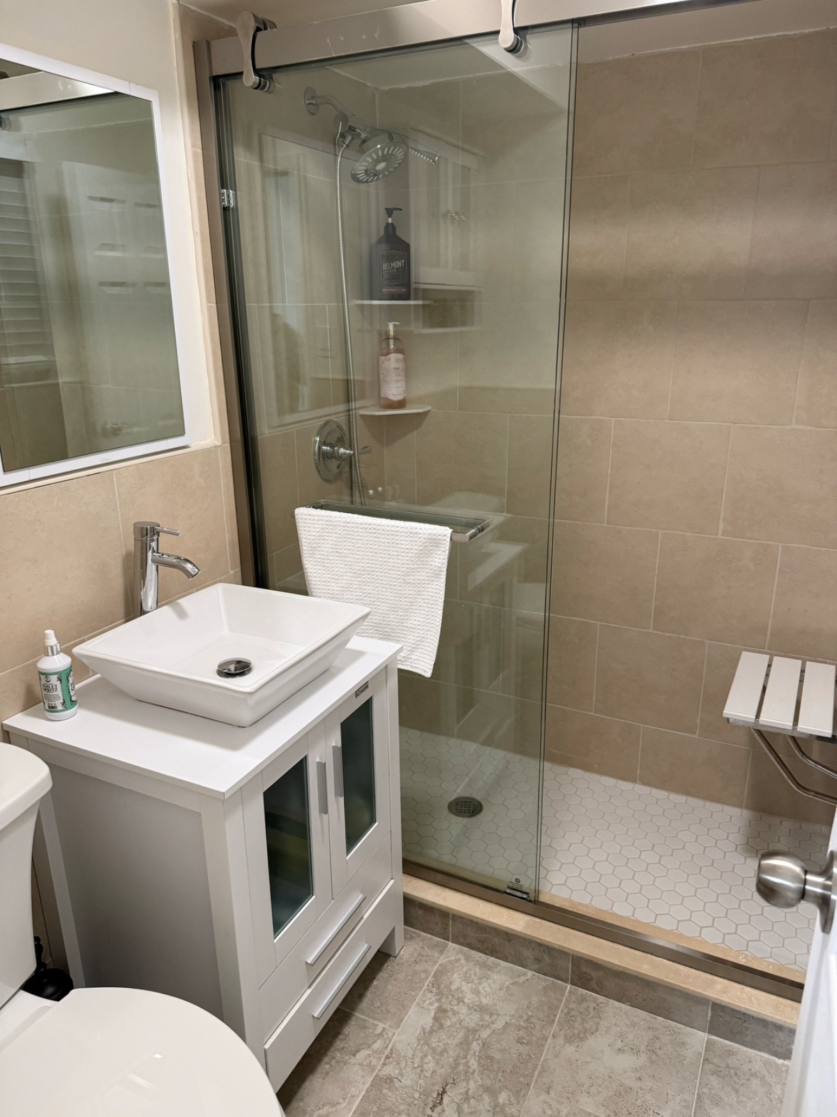 Rest, Recharge, Rejoice Spacious Rooms for Travel Nurses and Professionals - Photo 4