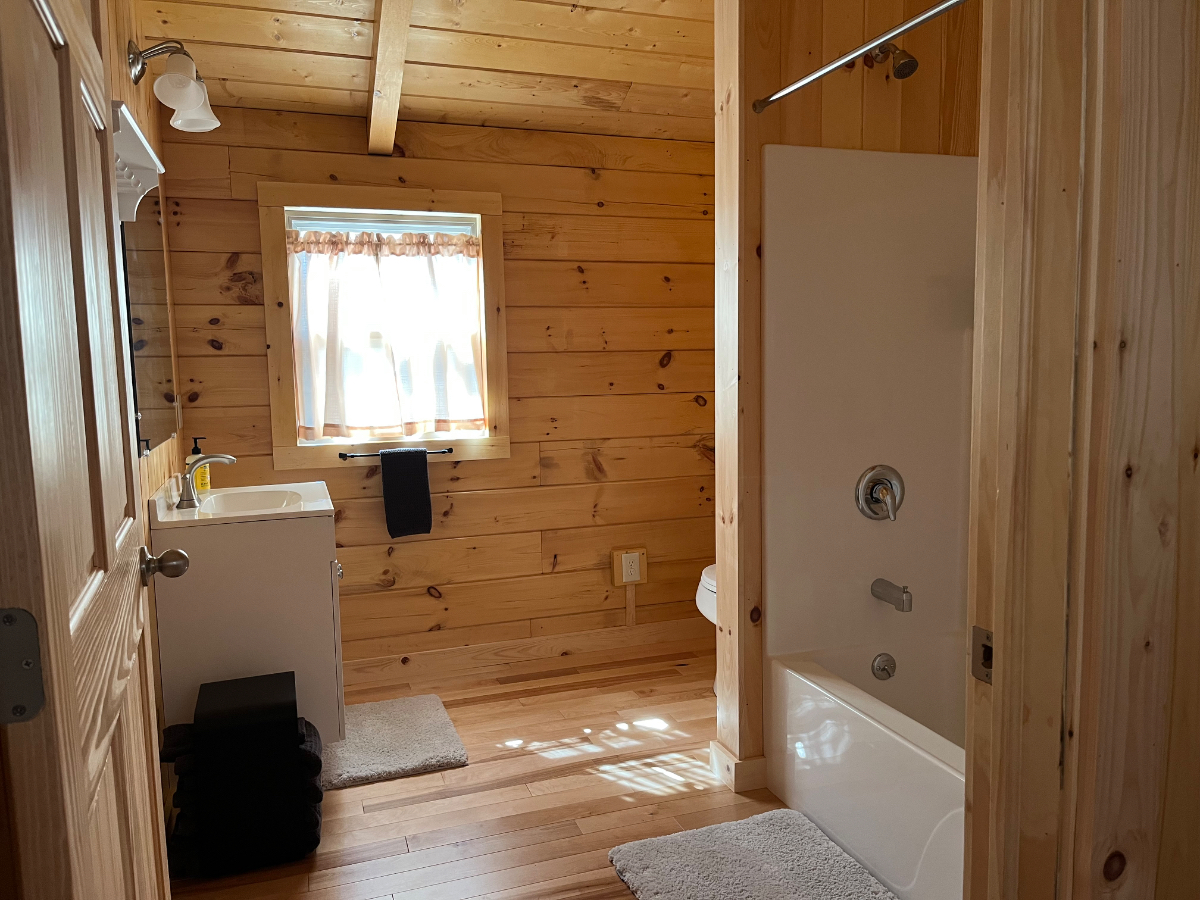 Cozy cabin in rural town of Eden, known for its natural beauty  including Lake Eden and the Long Tra - Photo 2
