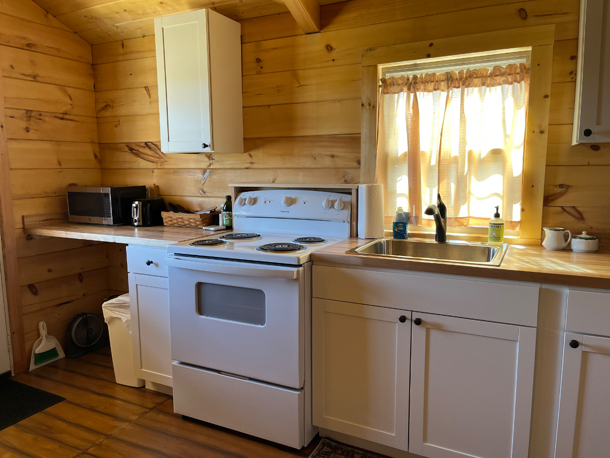 Cozy cabin in rural town of Eden, known for its natural beauty  including Lake Eden and the Long Tra - Photo 3