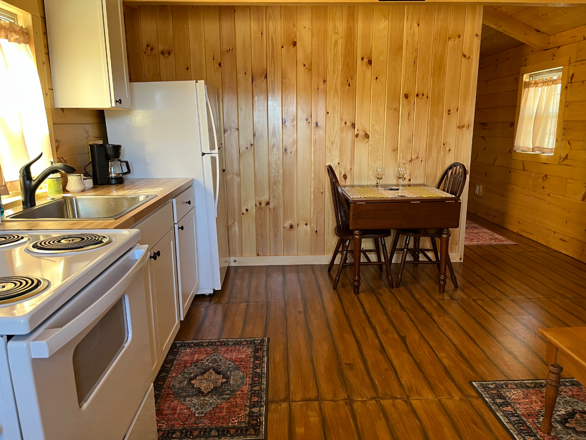 Cozy cabin in rural town of Eden, known for its natural beauty  including Lake Eden and the Long Tra - Photo 4