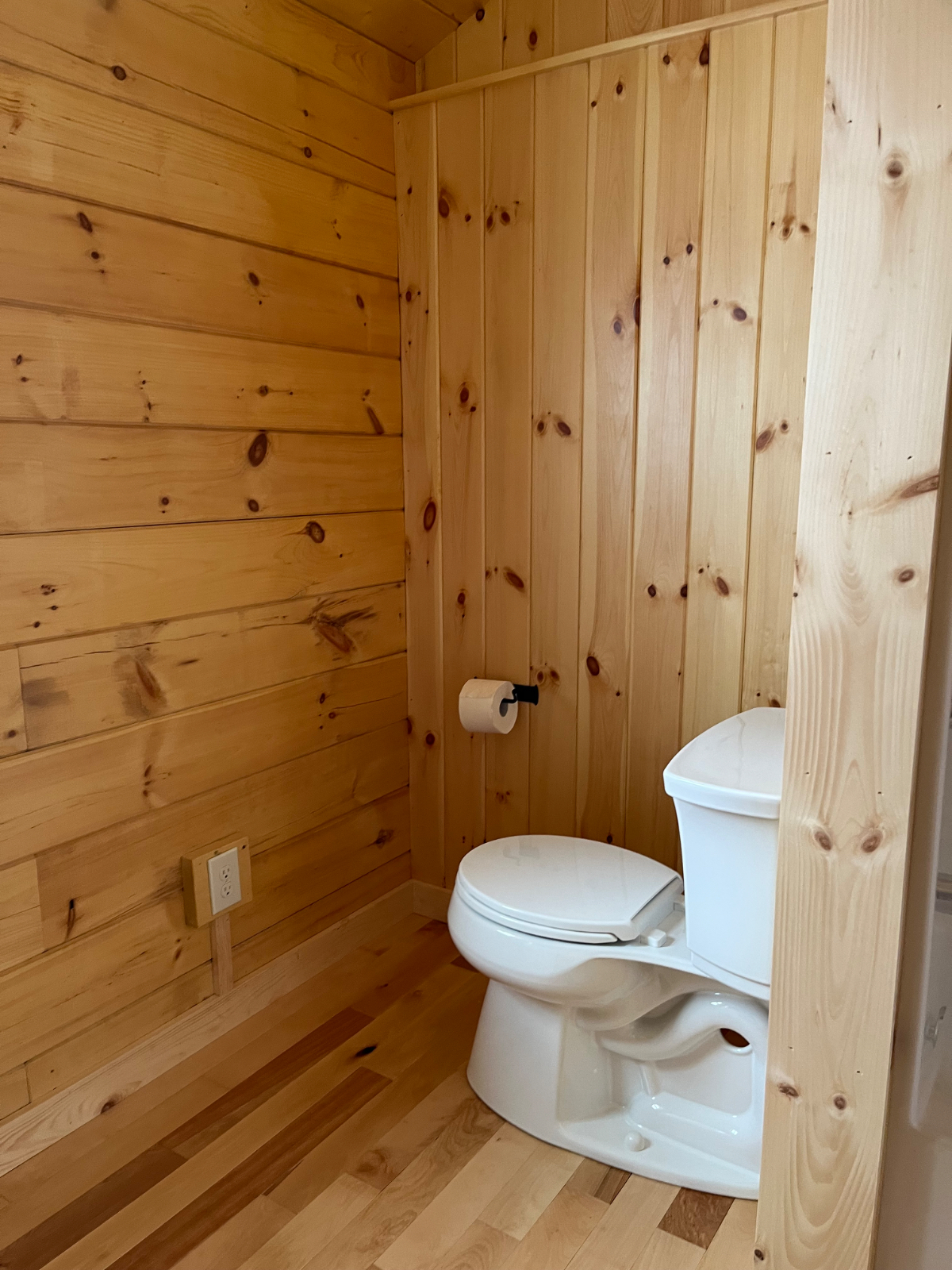 Cozy cabin in rural town of Eden, known for its natural beauty  including Lake Eden and the Long Tra - Photo 9