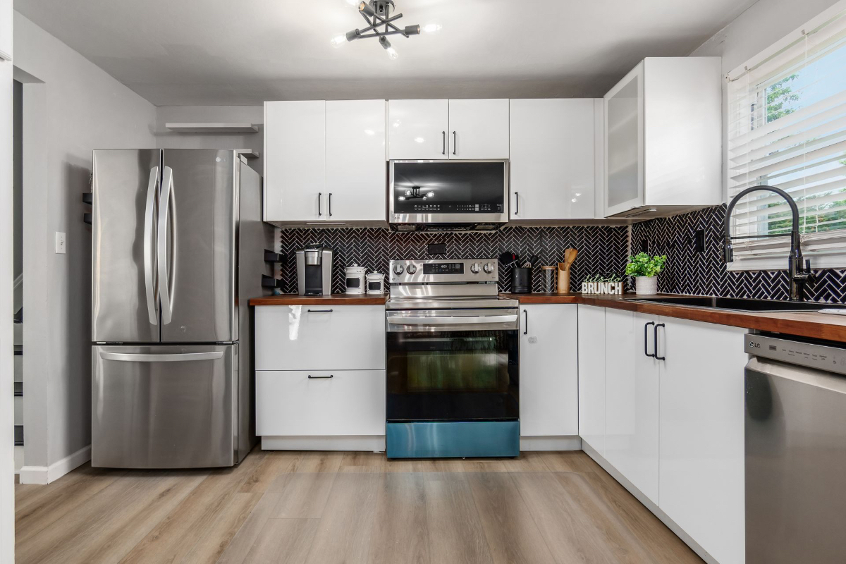 Fully Furnished 3BR Near Downtown Columbus / 4 Beds / Move-In Ready - Photo 3