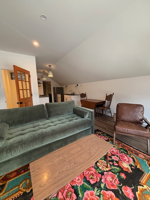 One Bedroom Apartment with a View - Photo 5
