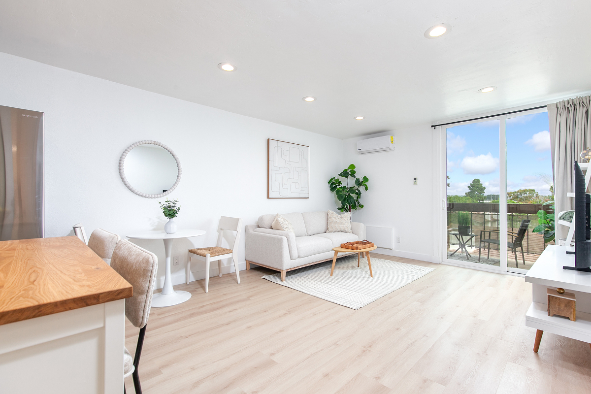 Coastal Luxury With W/D, 2 Parking Spaces, Balcony, Top Floor - Photo 1