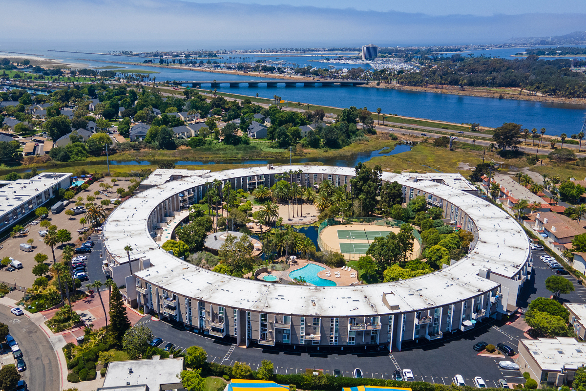 Coastal Luxury With W/D, 2 Parking Spaces, Balcony, Top Floor - Photo 2