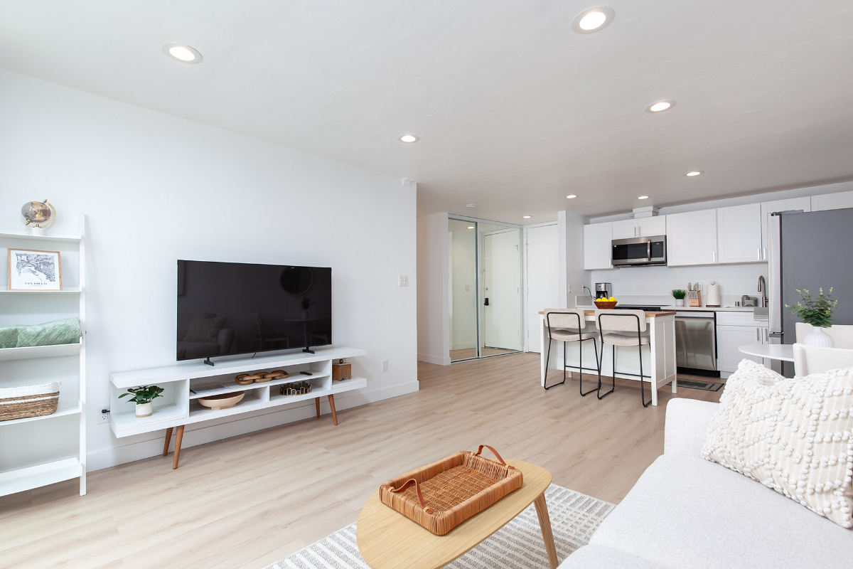 Coastal Luxury With W/D, 2 Parking Spaces, Balcony, Top Floor - Photo 4