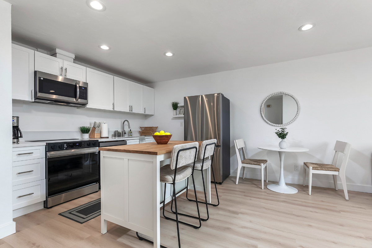 Coastal Luxury With W/D, 2 Parking Spaces, Balcony, Top Floor - Photo 5