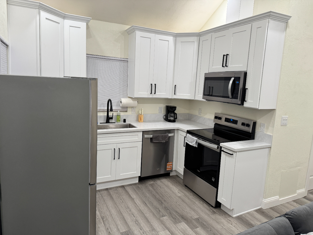 Modern Detached ADU - Furnished & All Utilities - Perfect for Traveling Professionals - Photo 2