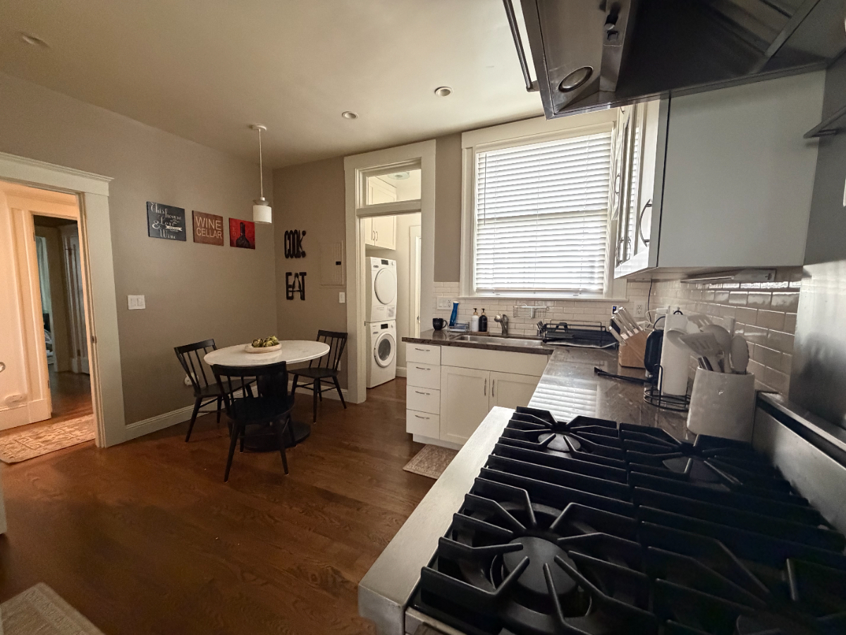 Stylish 3BR / 2BA Pacific Heights Apartment with Garage Parking and High-End Furnishings - Photo 4