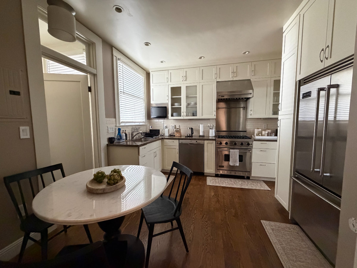 Stylish 3BR / 2BA Pacific Heights Apartment with Garage Parking and High-End Furnishings - Photo 3