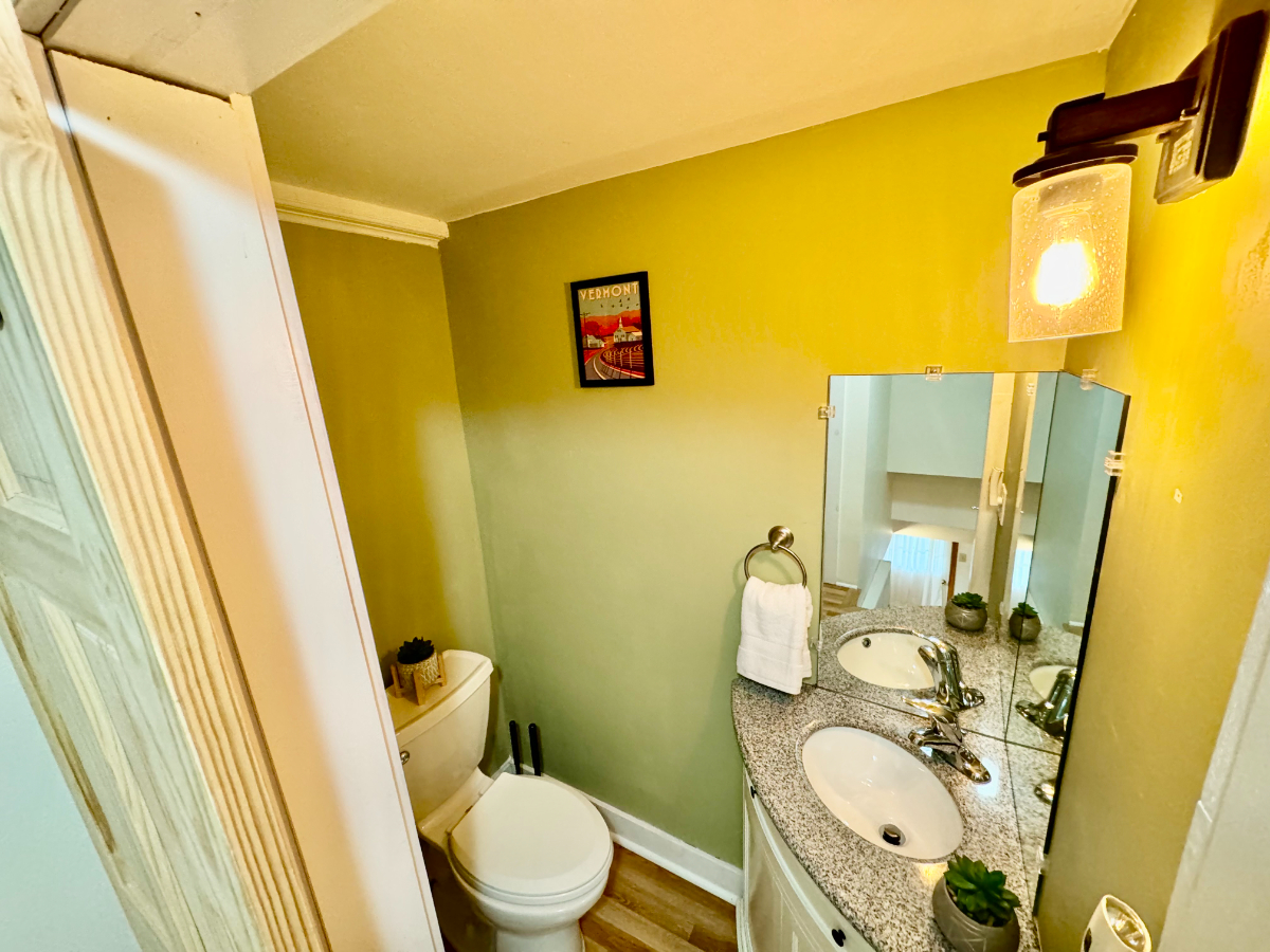 2br, 1.5 bath, W/D - 2100ft2 - Fully Furnished - All Inclusive -Available April 1 - Photo 4