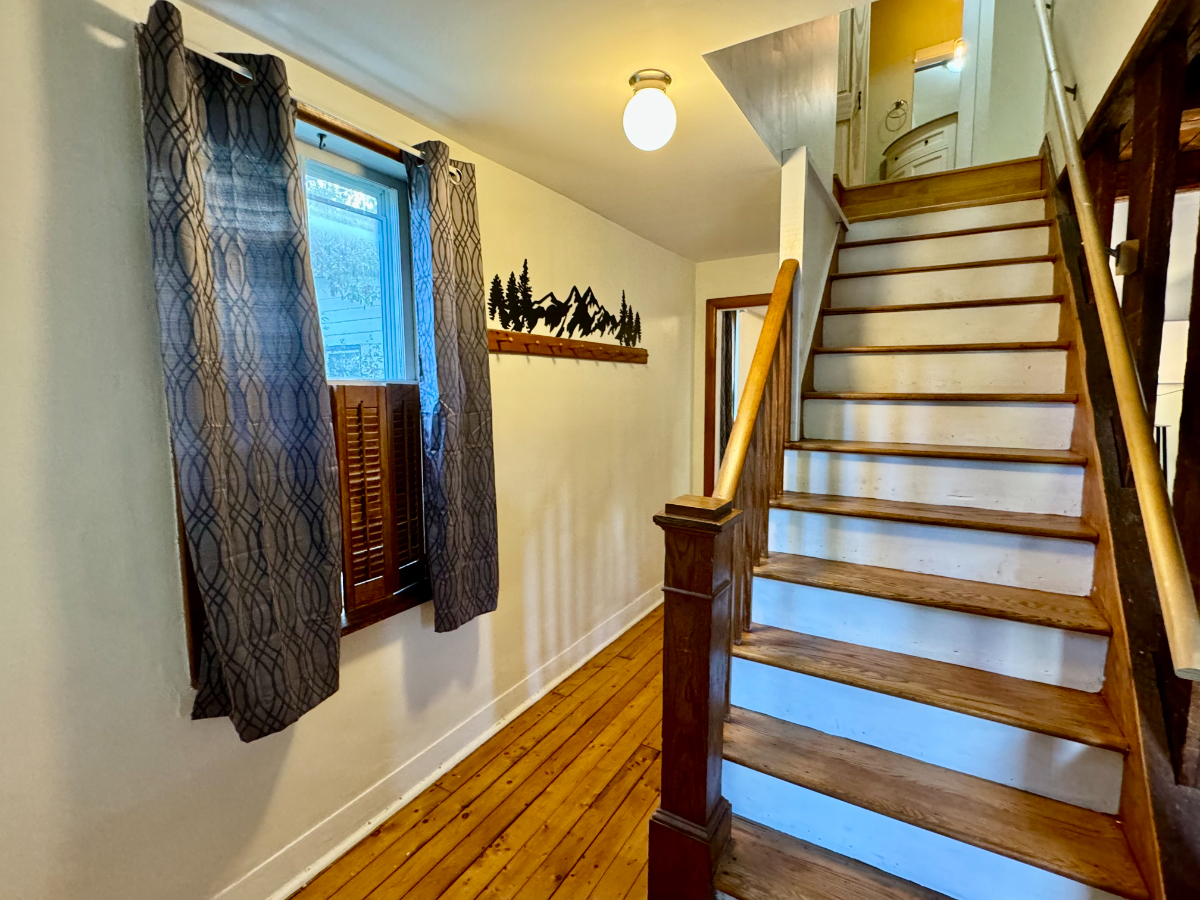 2br, 1.5 bath, W/D - 2100ft2 - Fully Furnished - All Inclusive -Available April 1 - Photo 1