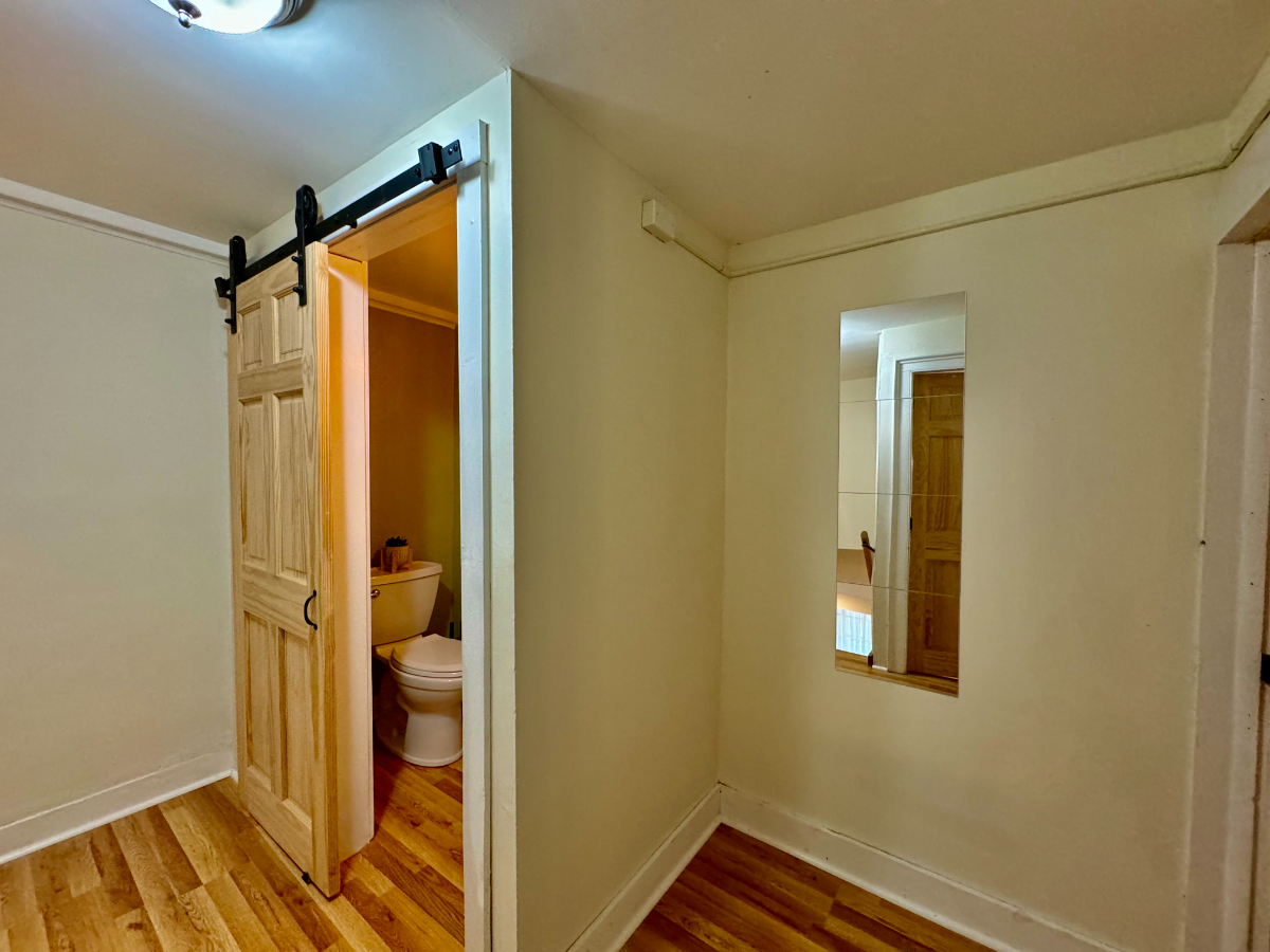 2br, 1.5 bath, W/D - 2100ft2 - Fully Furnished - All Inclusive -Available April 1 - Photo 3