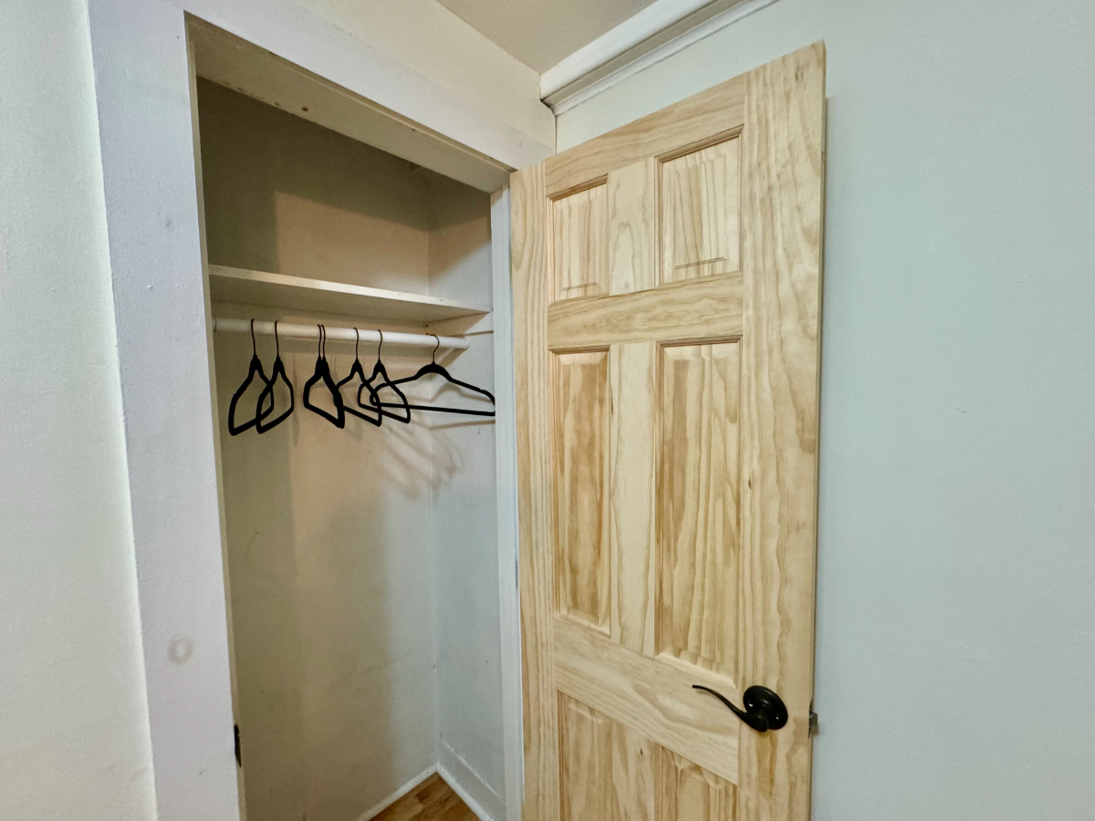 2br, 1.5 bath, W/D - 2100ft2 - Fully Furnished - All Inclusive -Available April 1 - Photo 6