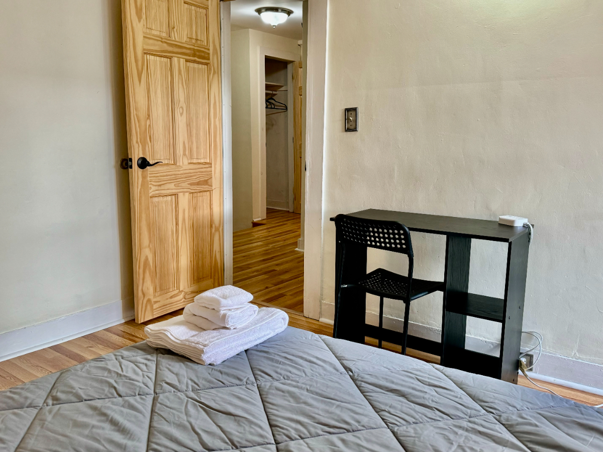 2br, 1.5 bath, W/D - 2100ft2 - Fully Furnished - All Inclusive -Available April 1 - Photo 7