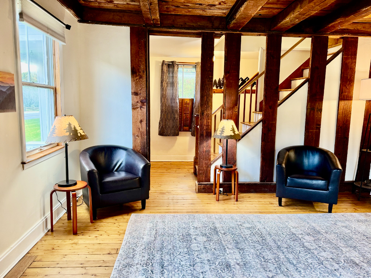 2br, 1.5 bath, W/D - 2100ft2 - Fully Furnished - All Inclusive -Available April 1 - Photo 8