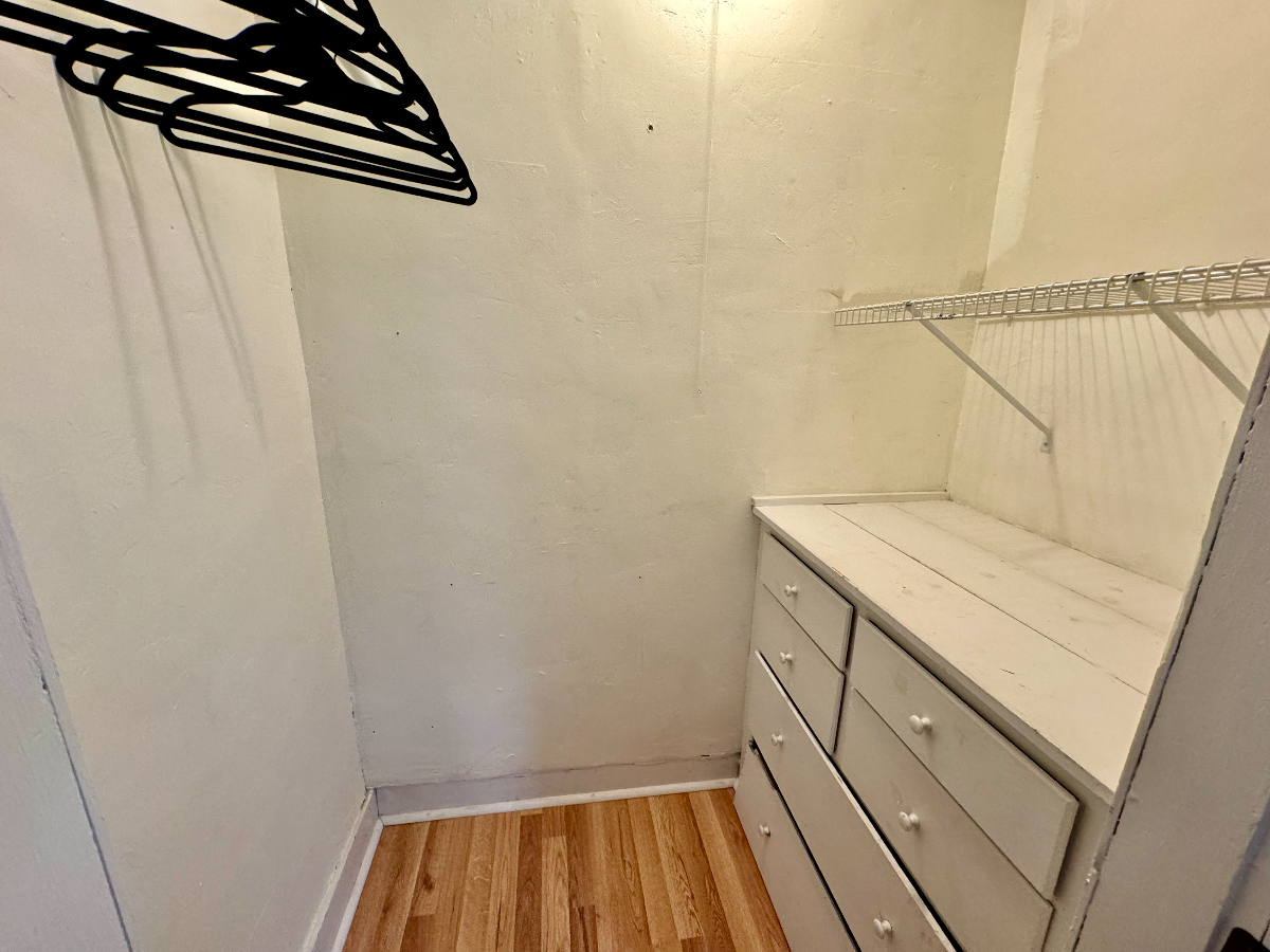 2br, 1.5 bath, W/D - 2100ft2 - Fully Furnished - All Inclusive -Available April 1 - Photo 9