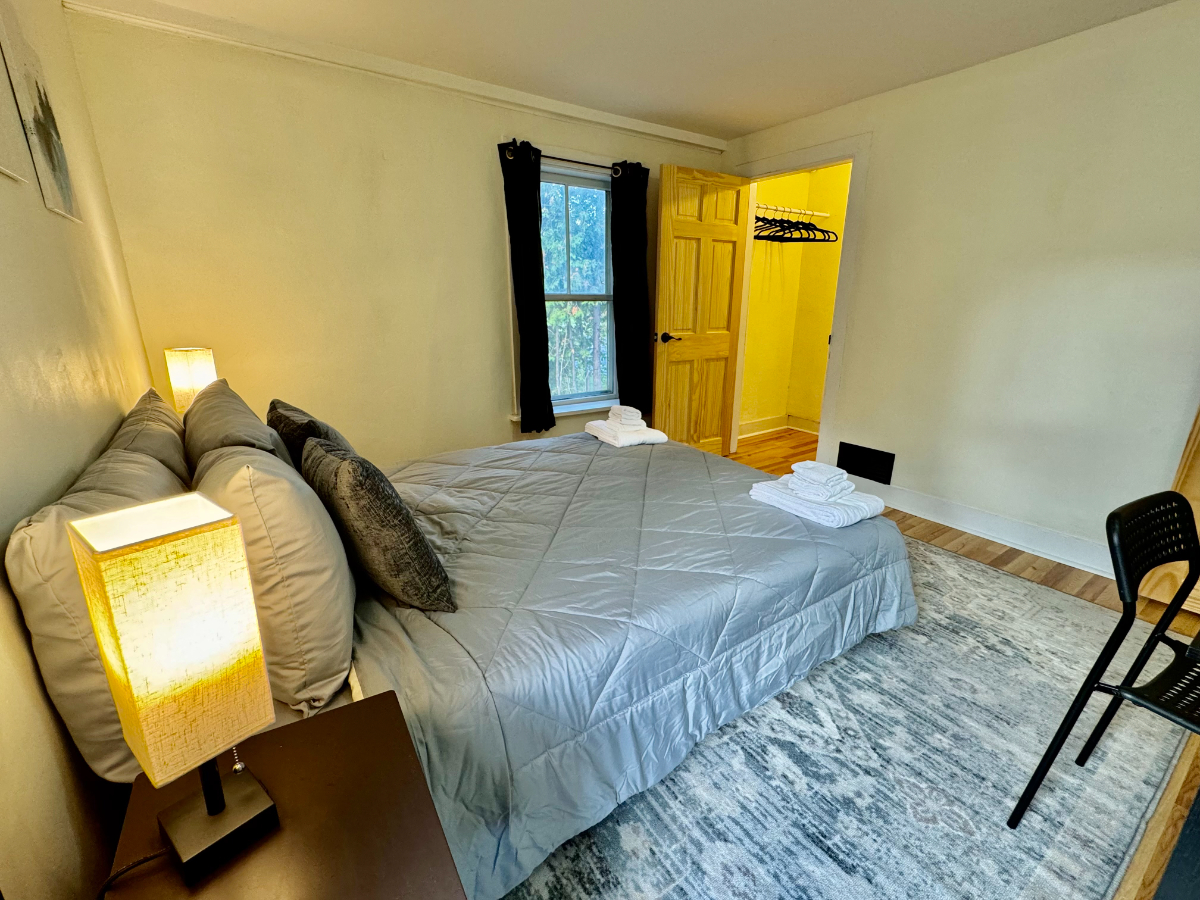 2br, 1.5 bath, W/D - 2100ft2 - Fully Furnished - All Inclusive -Available April 1 - Photo 10