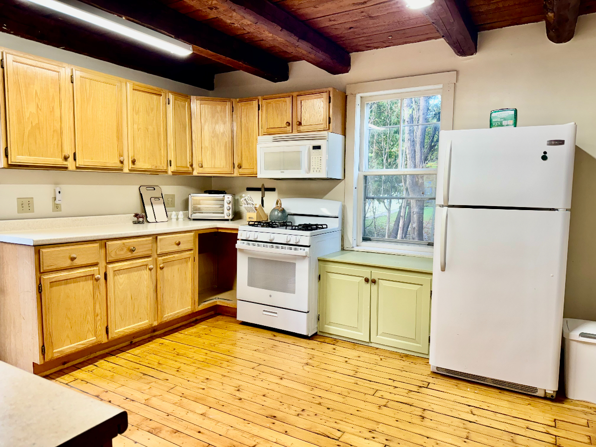 2br, 1.5 bath, W/D - 2100ft2 - Fully Furnished - All Inclusive -Available April 1 - Photo 11