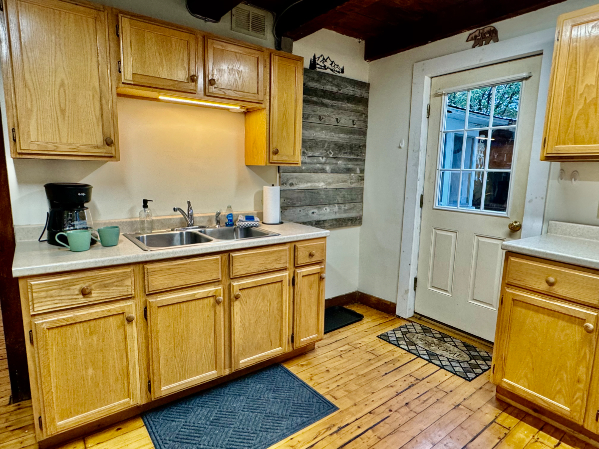 2br, 1.5 bath, W/D - 2100ft2 - Fully Furnished - All Inclusive -Available April 1 - Photo 12