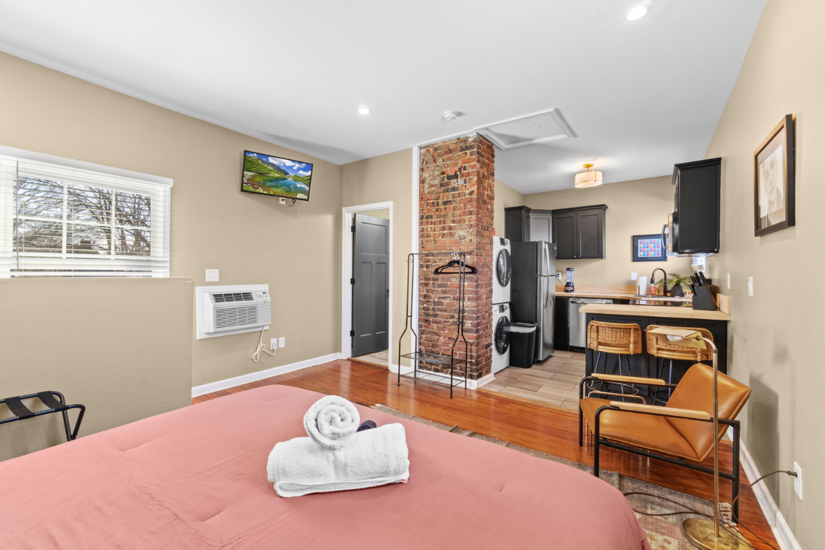 Modern Studio In The Highlands W/ Off Street Parking- 3 - Photo 6