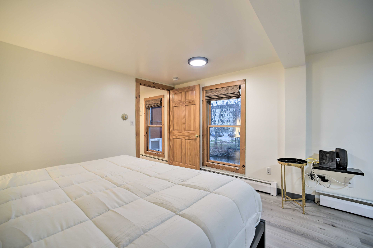 3bed/1bath home: Riverfront newly renovated - Downtown Saranac Lake (short walk to the village)- Inc - Photo 5