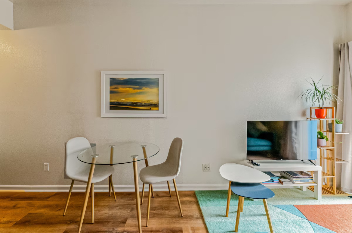 Spacious Light-Filled Apartment Steps from Transit, Golden Gate Park & Ocean Beach - Photo 3