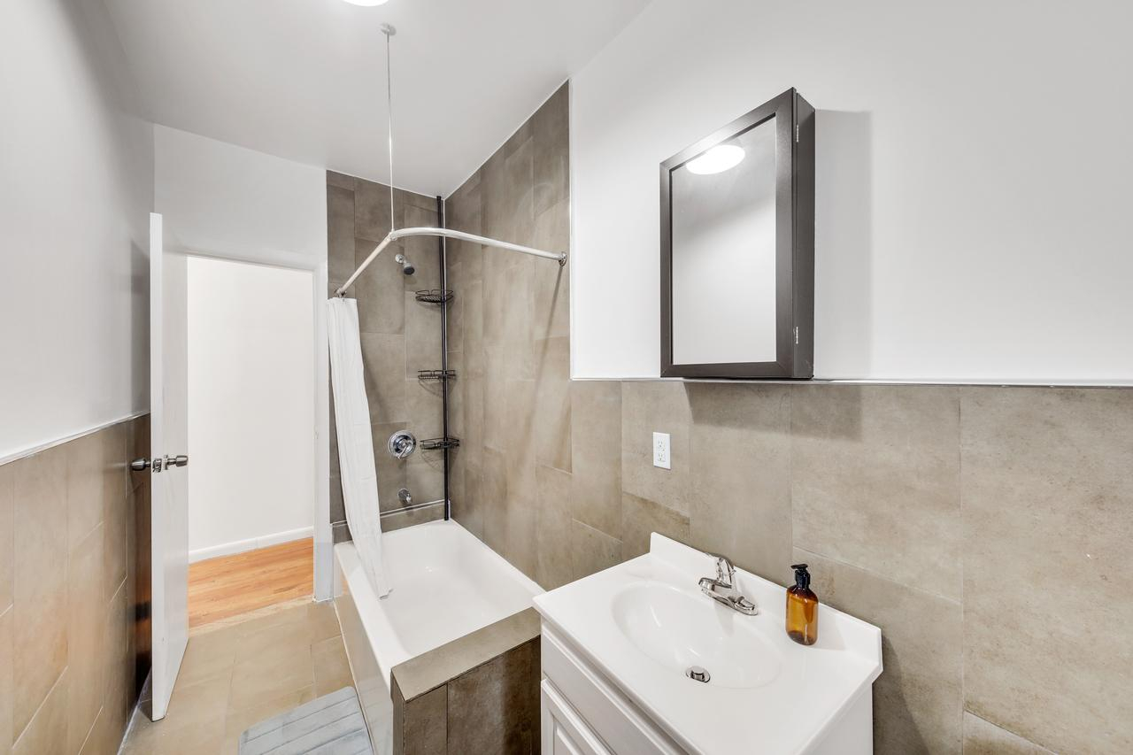 Private Bedroom in Hamilton Heights 595 A - Photo 9