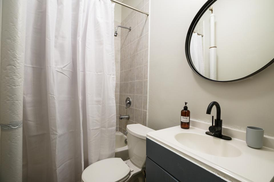Private Bedroom in Chelsea 231 D - Photo 8