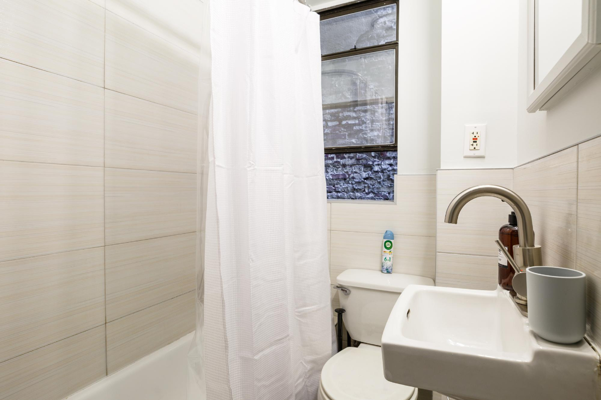 Private Bedroom in Hell's Kitchen 215 A - Photo 8