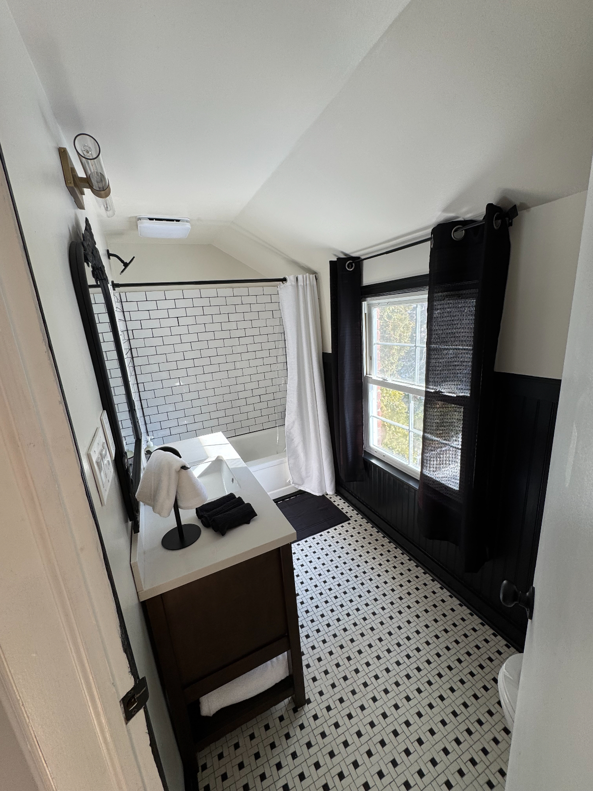King Bedroom w/ Central Air Close to Hospitals - Photo 10