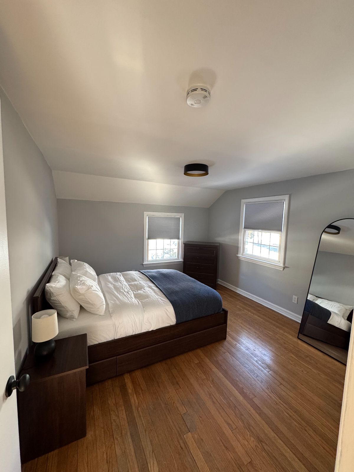 King Bedroom w/ Central Air Close to Hospitals - Photo 2