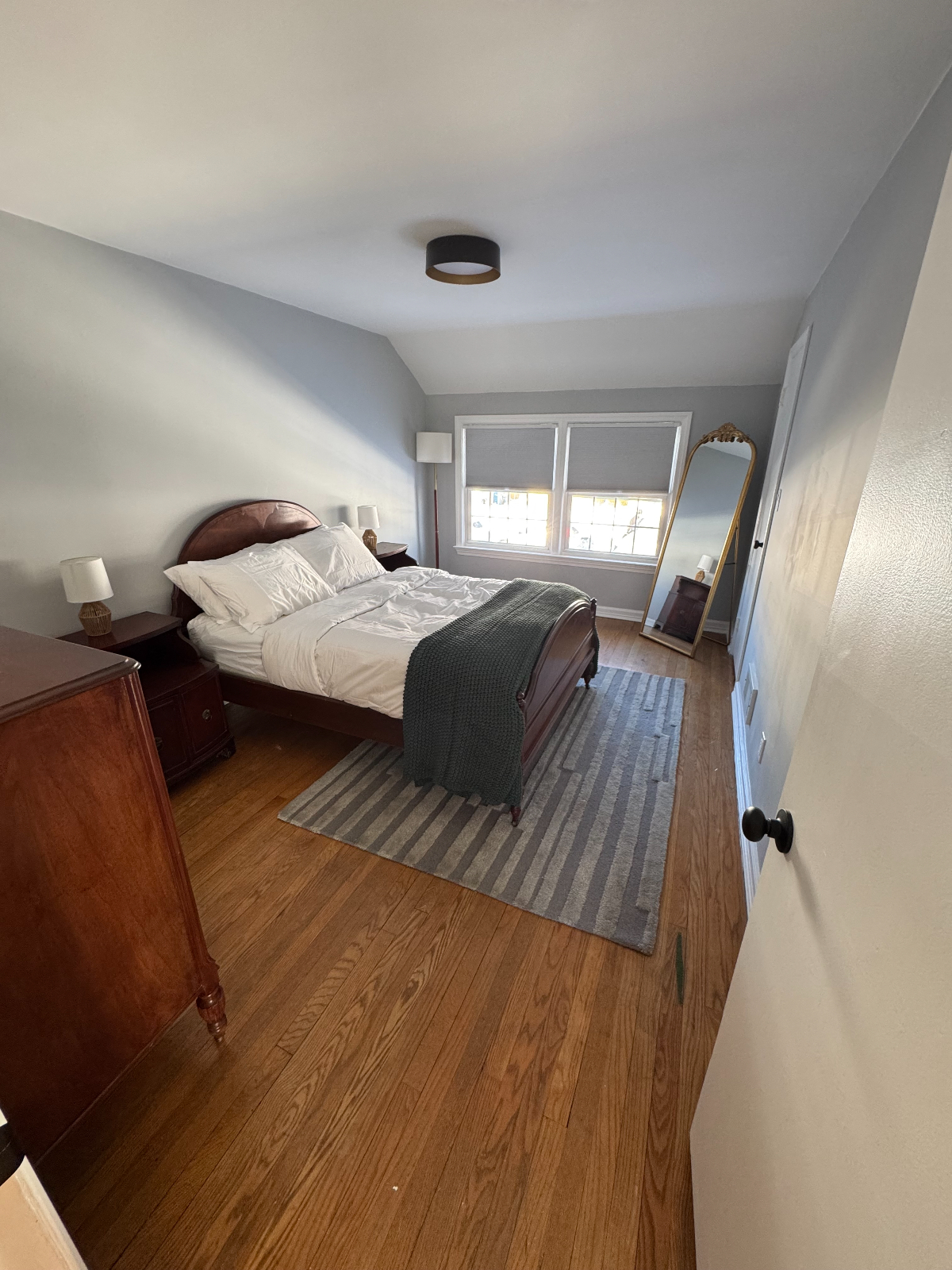 King Bedroom w/ Central Air Close to Hospitals - Photo 1