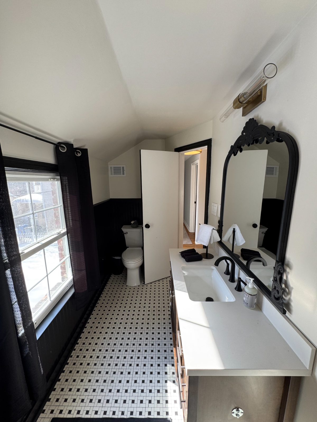 King Bedroom w/ Central Air Close to Hospitals - Photo 2