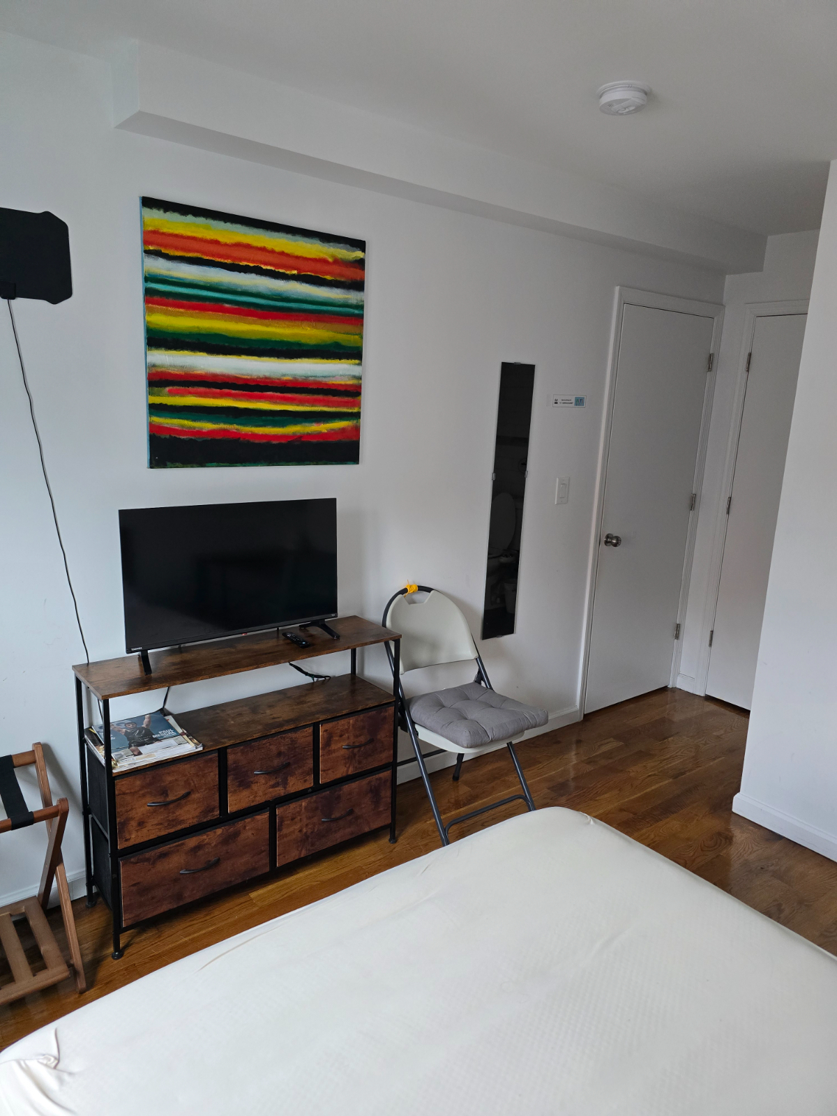 Homey, clean, safe, en suite bedroom - Photo 4