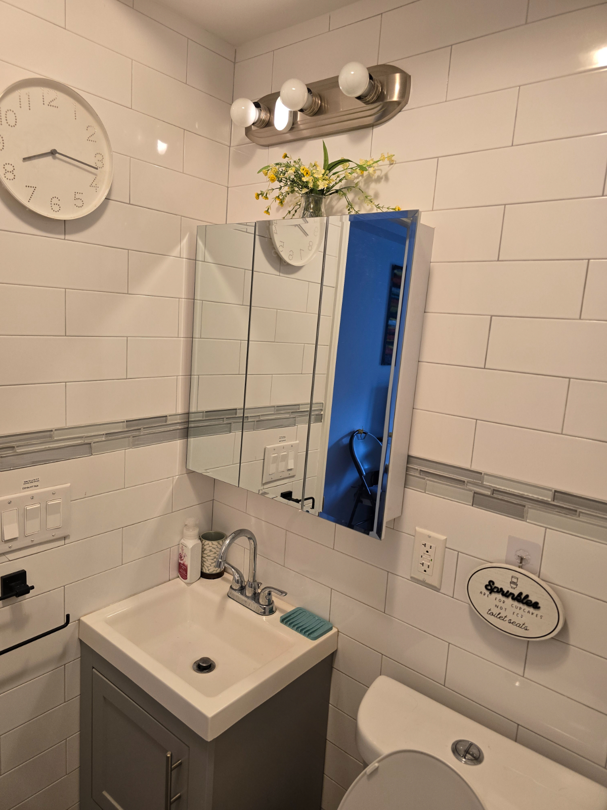 Homey, clean, safe, en suite bedroom - Photo 6