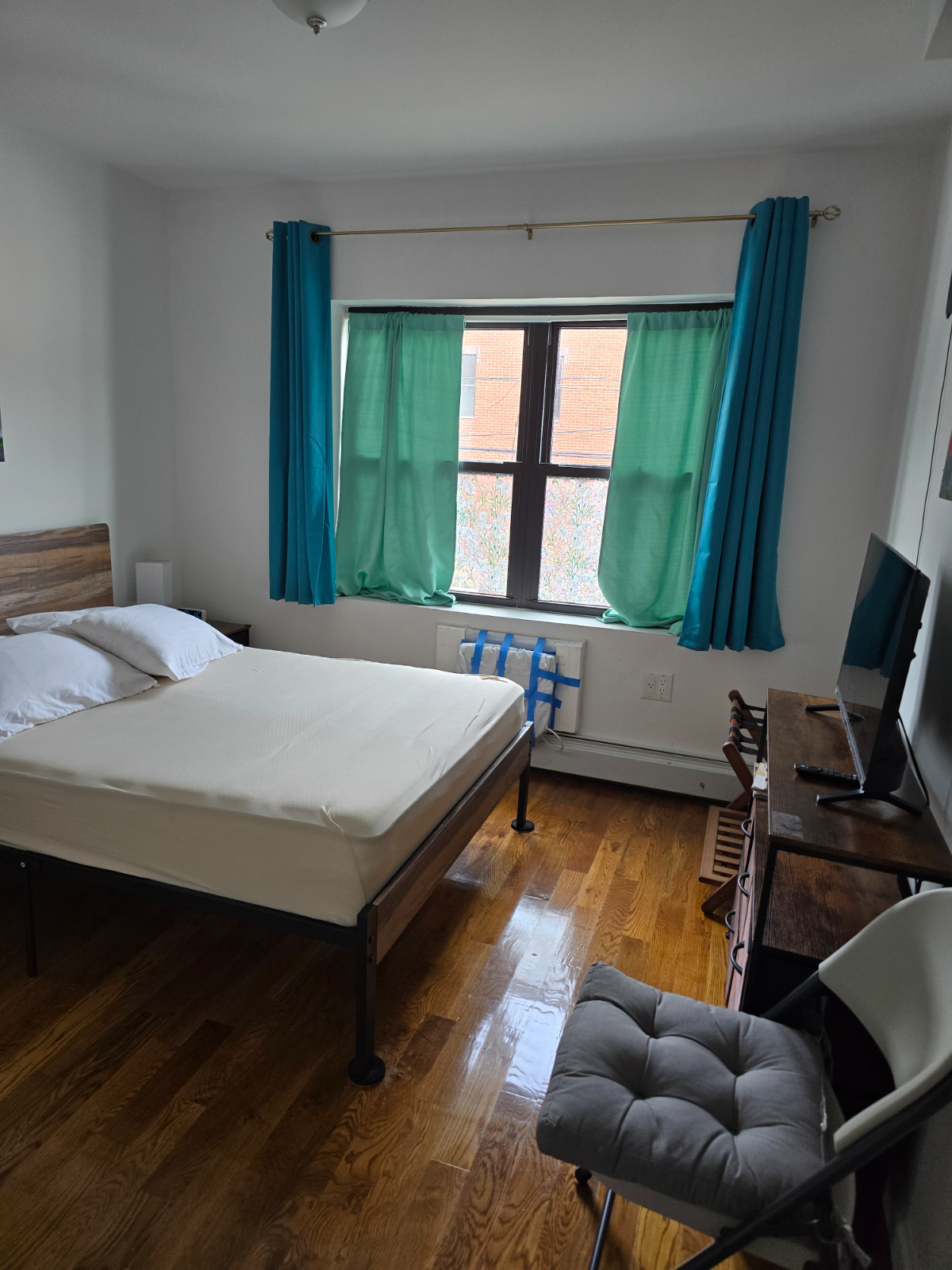 Homey, clean, safe, en suite bedroom - Photo 7