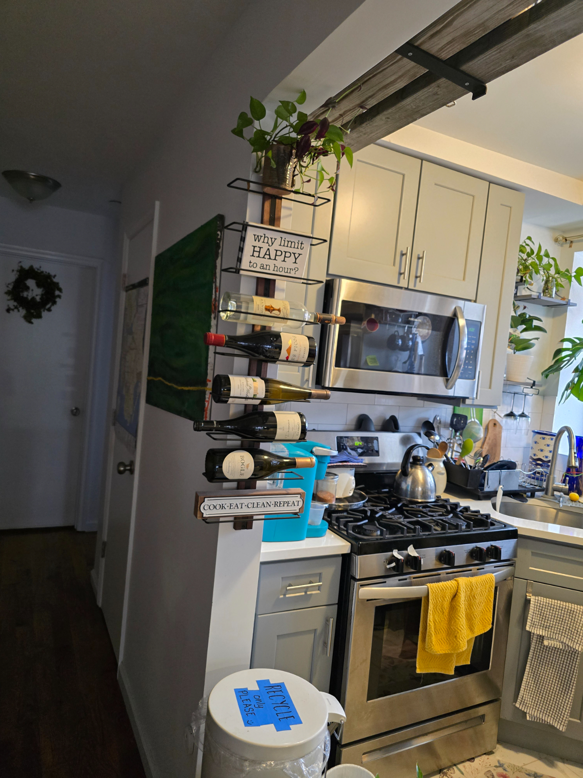 Homey, clean, safe, en suite bedroom - Photo 10