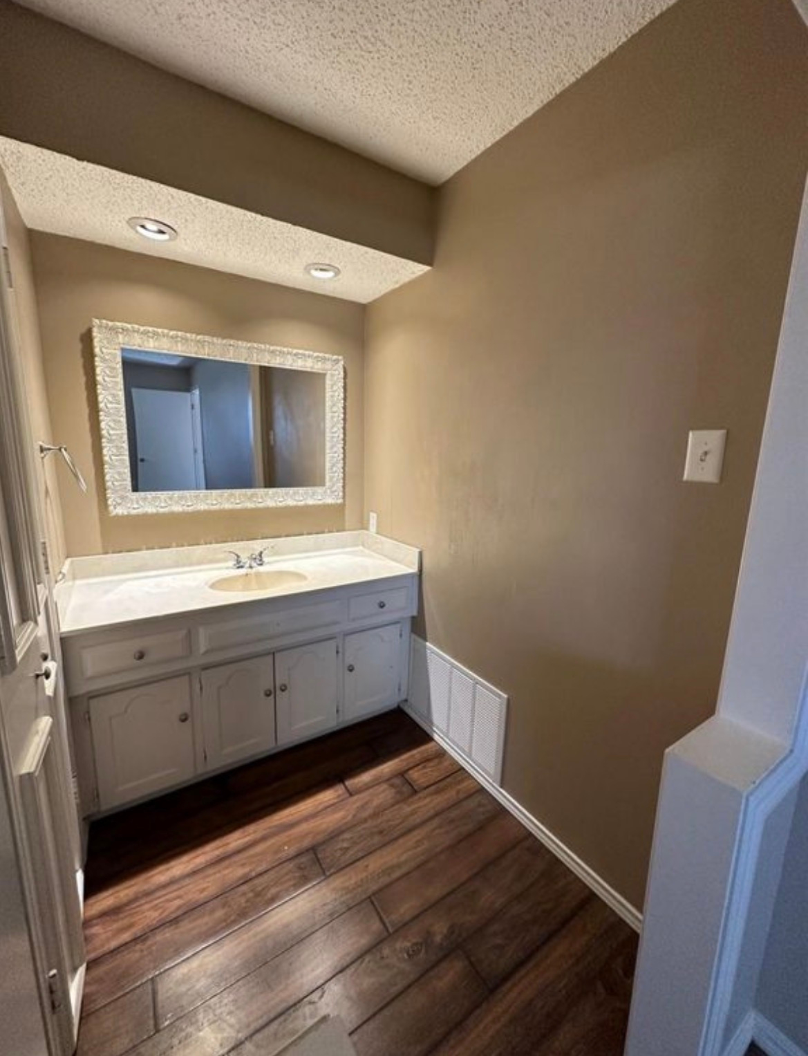 Fully Furnished 3BR/2BA Near Hospitals, All Utilities Included, Unique Wellness Amenities, Available - Photo 10
