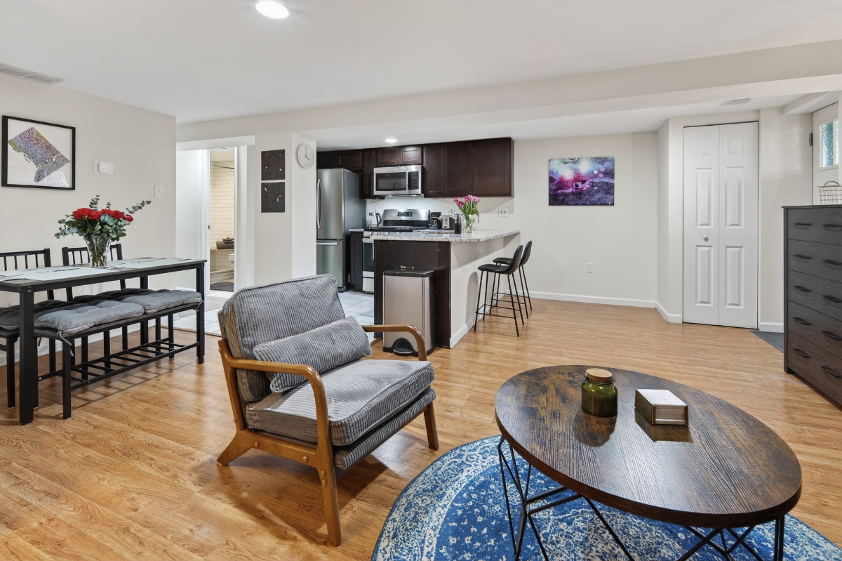 Modern & Private Entire Garden Basement Apartment- Ideal for Travelers and Working Professionals - Photo 6