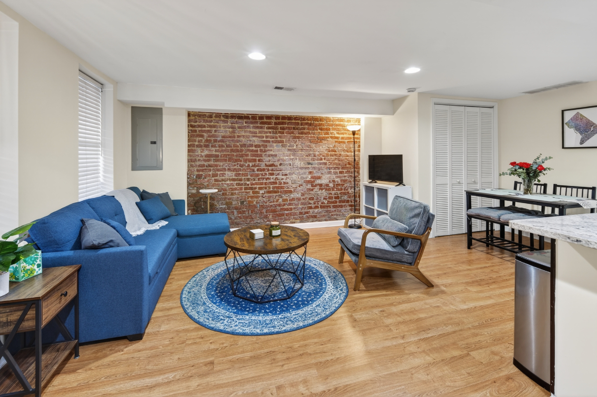 Modern & Private Entire Garden Basement Apartment- Ideal for Travelers and Working Professionals - Photo 3